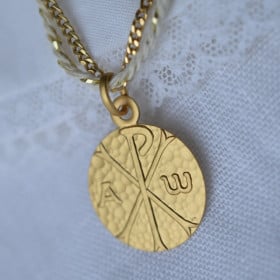 medaille 9 carats chrisme martelé laudate