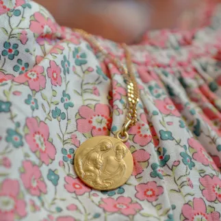 medaille de bapteme tres sainte famille or maison laudate